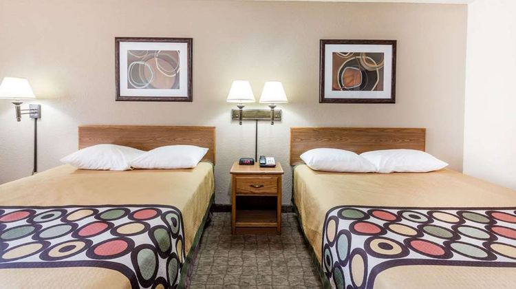 Super 8 Lewisburg Suite