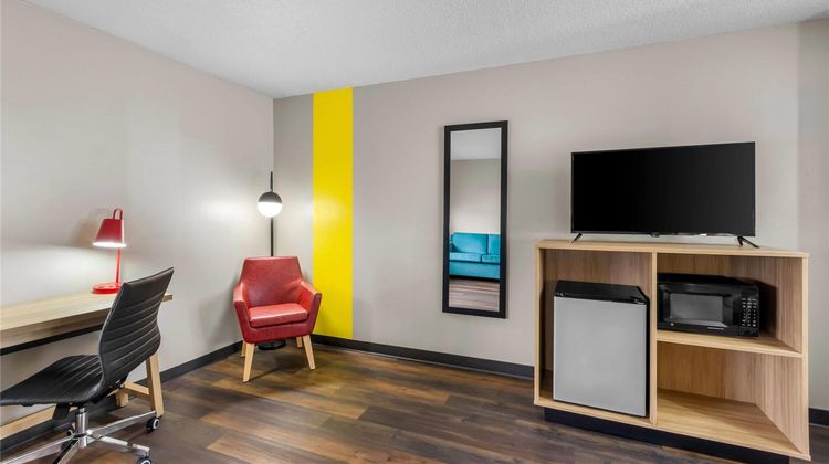 Super 8 Evansville East Suite