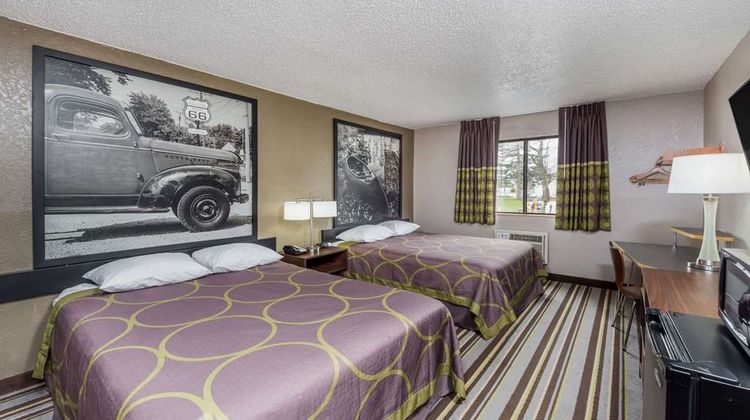 Super 8 Bloomington Room