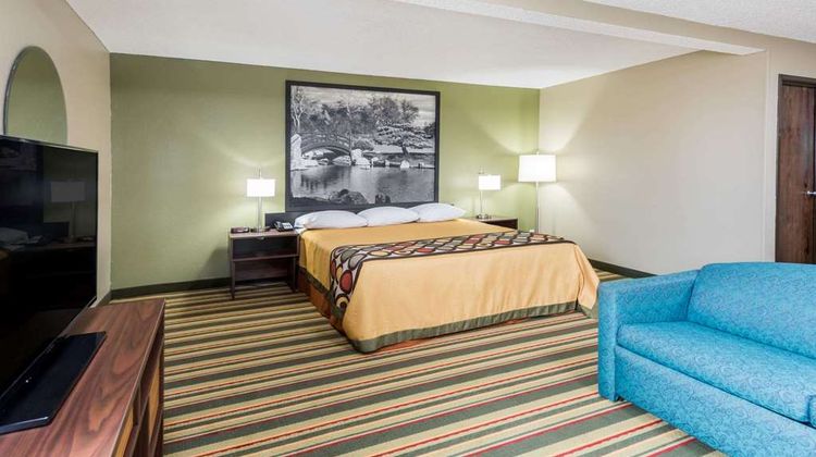 Super 8 Bloomington Suite
