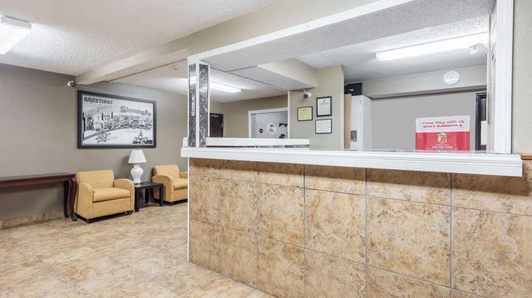 Super 8 Bloomington Lobby