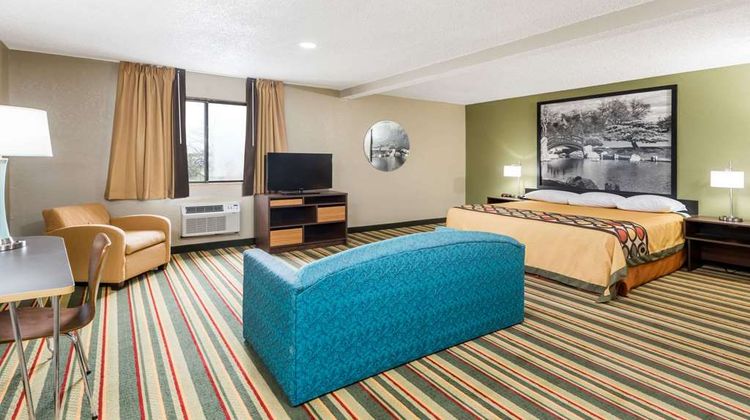Super 8 Bloomington Suite