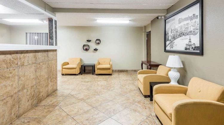 Super 8 Bloomington Lobby