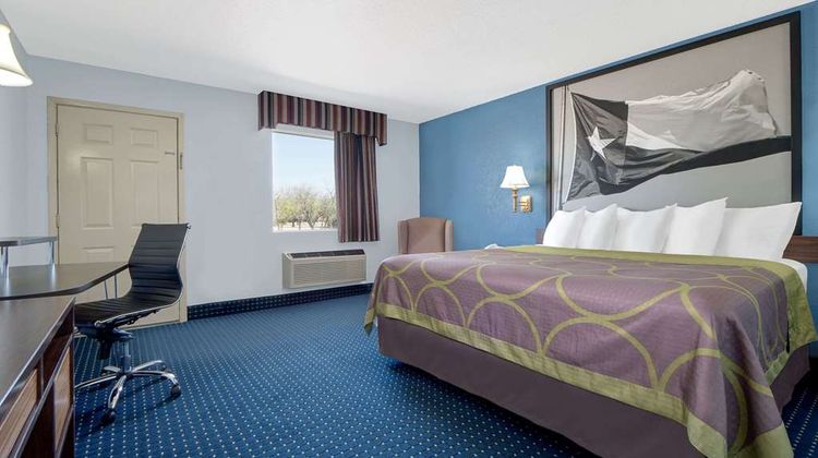 Super 8 Dumas Room