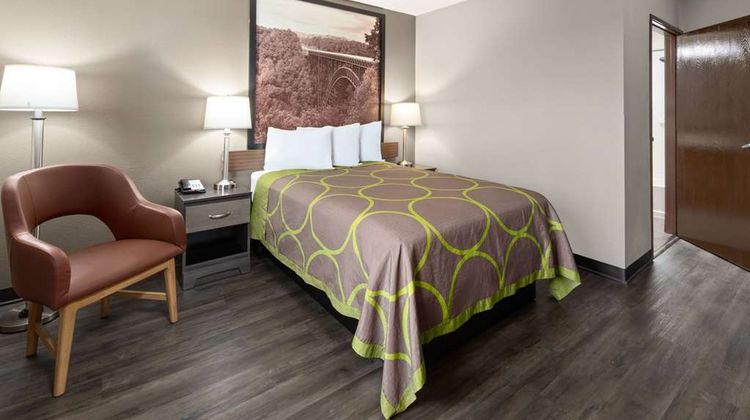 Super 8 Summersville Room