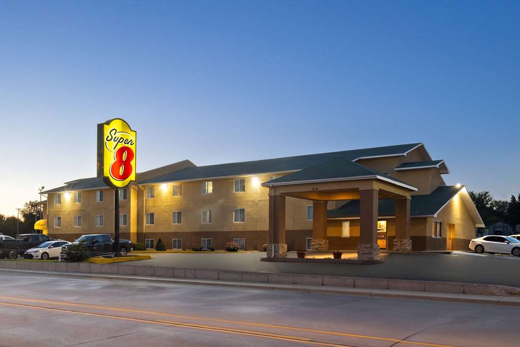 Super 8 Dodge City- Tourist Class Dodge City, KS Hotels- GDS