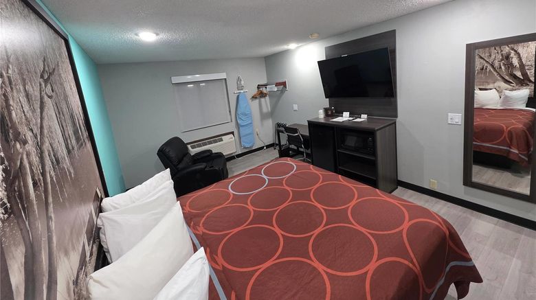 <b>Super 8 Emporia Room</b>. Images powered by <a href="https://iceportal.shijigroup.com/" title="IcePortal" target="_blank">IcePortal</a>.