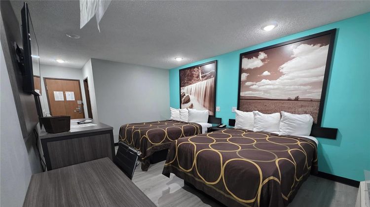 Super 8 Emporia Room