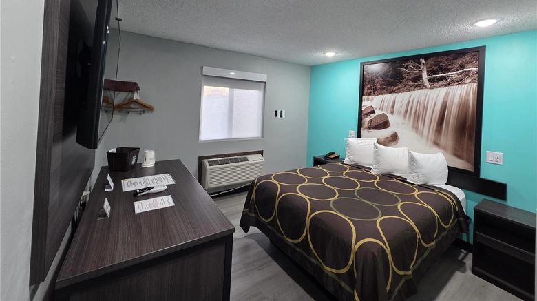 <b>Super 8 Emporia Room</b>. Images powered by <a href="https://iceportal.shijigroup.com/" title="IcePortal" target="_blank">IcePortal</a>.