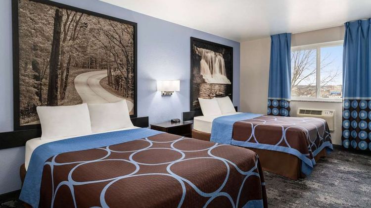 Super 8 Columbus Room