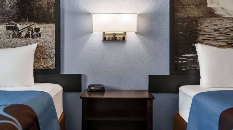 Super 8 Columbus Room