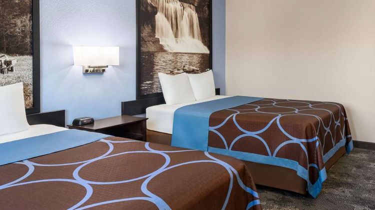 Super 8 Columbus Room