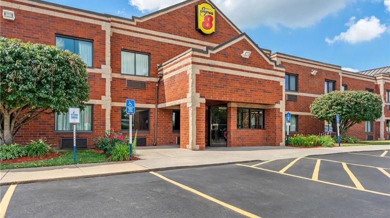 <b>Super 8 Elgin Exterior</b>. Images powered by <a href="https://iceportal.shijigroup.com/" title="IcePortal" target="_blank">IcePortal</a>.