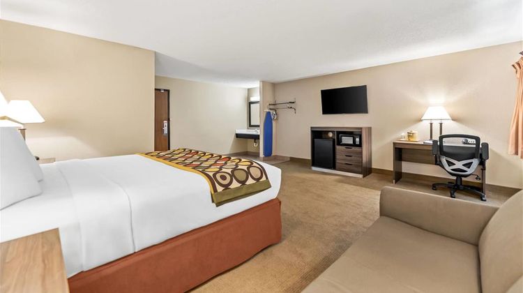Super 8 Elgin Suite