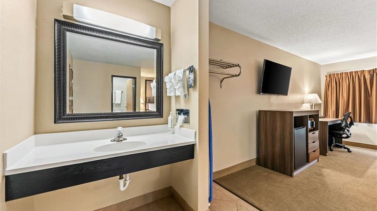Super 8 Elgin Suite