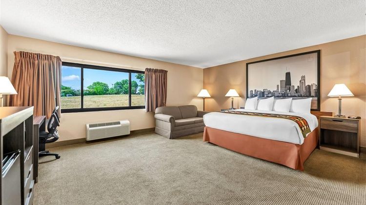 Super 8 Elgin Suite