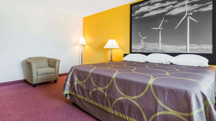 Super 8 by Wyndham Pratt KS Route 400 Suite