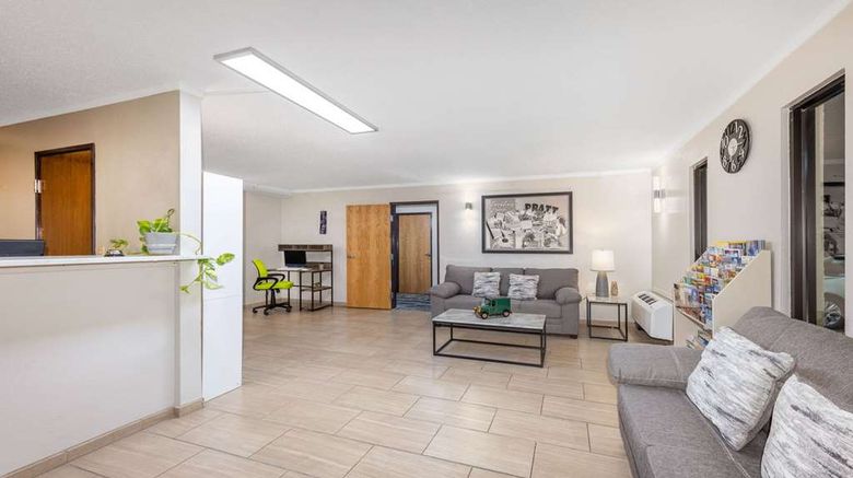 <b>Super 8 by Wyndham Pratt KS Route 400 Lobby</b>. Images powered by <a href="https://iceportal.shijigroup.com/" title="IcePortal" target="_blank">IcePortal</a>.