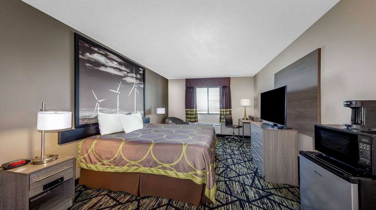 Super 8 by Wyndham Pratt KS Route 400 Room