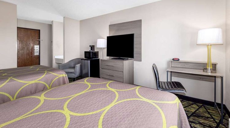 Super 8 by Wyndham Pratt KS Route 400 Room