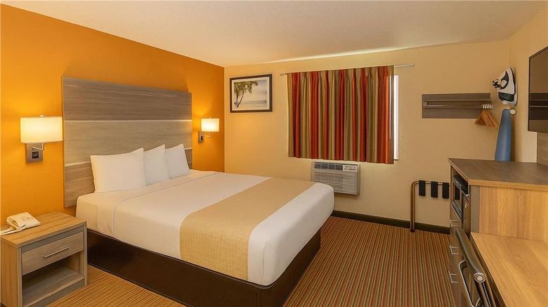 <b>Travelodge Muskegon Room</b>. Images powered by <a href="https://iceportal.shijigroup.com/" title="IcePortal" target="_blank">IcePortal</a>.