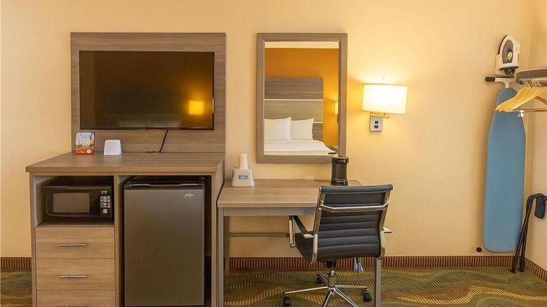 <b>Travelodge Muskegon Room</b>. Images powered by <a href="https://iceportal.shijigroup.com/" title="IcePortal" target="_blank">IcePortal</a>.