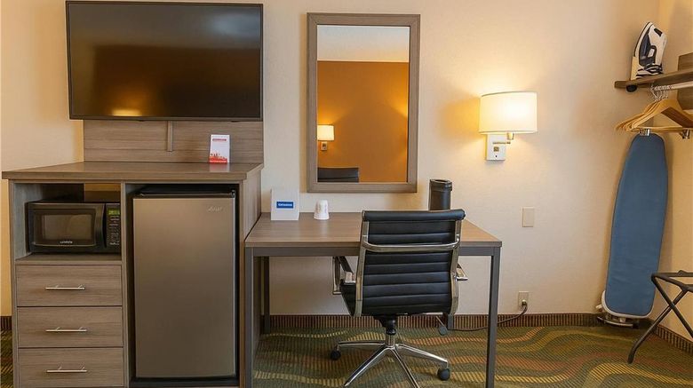 <b>Travelodge Muskegon Room</b>. Images powered by <a href="https://iceportal.shijigroup.com/" title="IcePortal" target="_blank">IcePortal</a>.