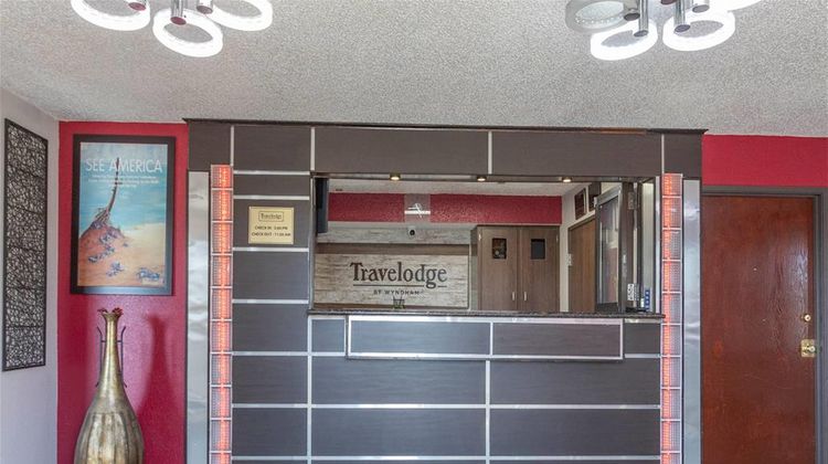 Travelodge Muskegon Lobby