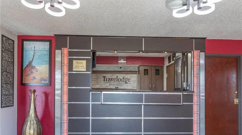 <b>Travelodge Muskegon Lobby</b>. Images powered by <a href="https://iceportal.shijigroup.com/" title="IcePortal" target="_blank">IcePortal</a>.
