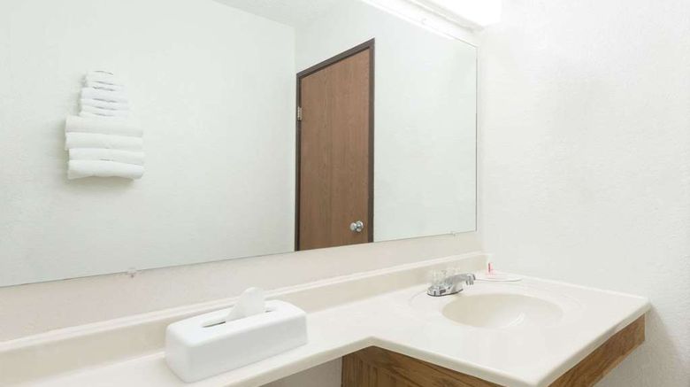 <b>Super 8 Twinsburg/Cleveland Area Room</b>. Images powered by <a href="https://iceportal.shijigroup.com/" title="IcePortal" target="_blank">IcePortal</a>.