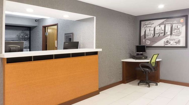 Super 8 Zanesville Lobby