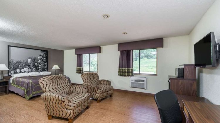 Super 8 Zanesville Suite