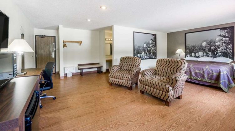 Super 8 Zanesville Suite