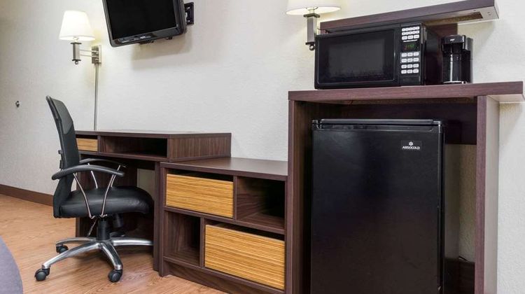 Super 8 Zanesville Room