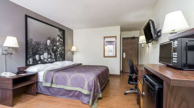 Super 8 Zanesville Room