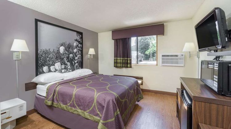 Super 8 Zanesville Room