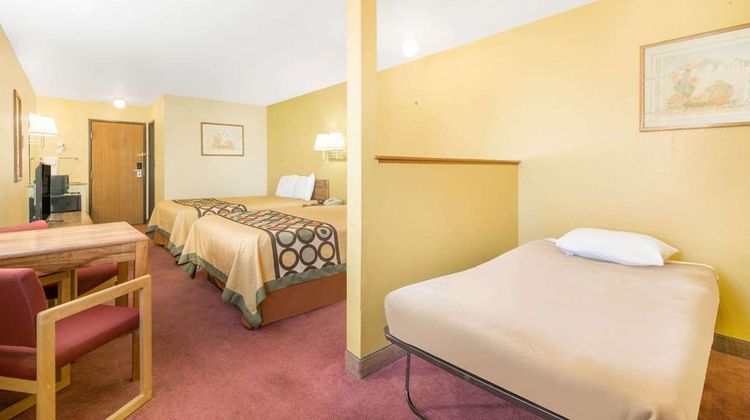 Super 8 Moriarty Room