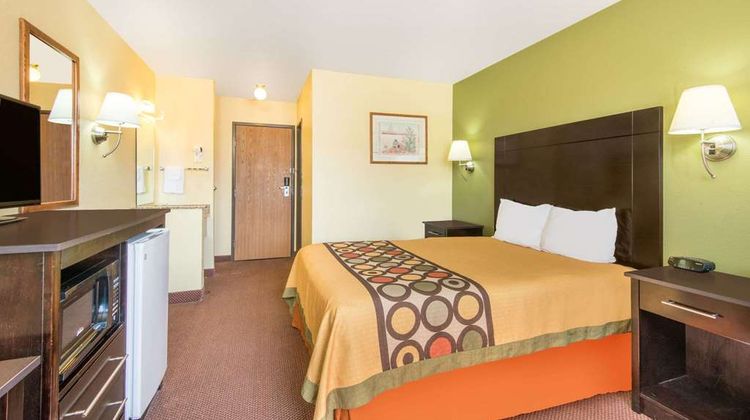 Super 8 Moriarty Room