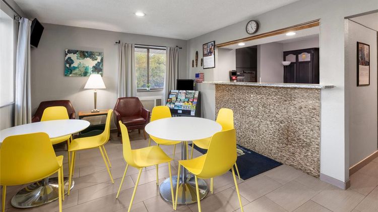 Super 8 Kent/Akron Area Lobby