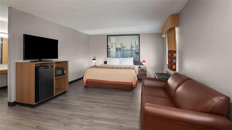 Super 8 Kent/Akron Area Suite