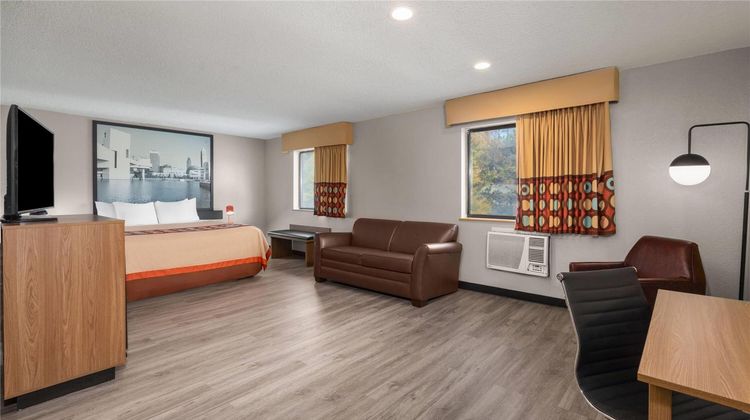 Super 8 Kent/Akron Area Suite