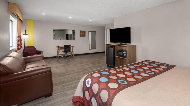 Super 8 Kent/Akron Area Suite