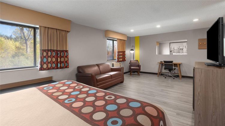 Super 8 Kent/Akron Area Suite