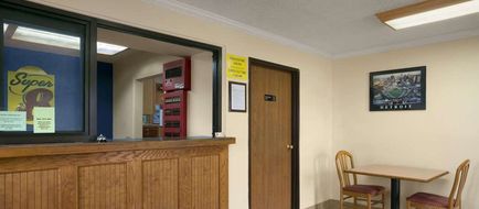 Super 8 Saginaw Lobby
