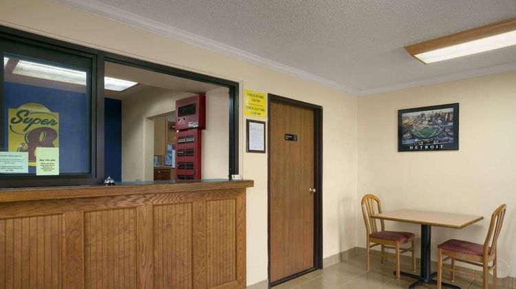 Super 8 Saginaw Lobby