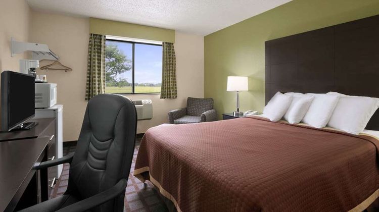 Super 8 Saginaw Room