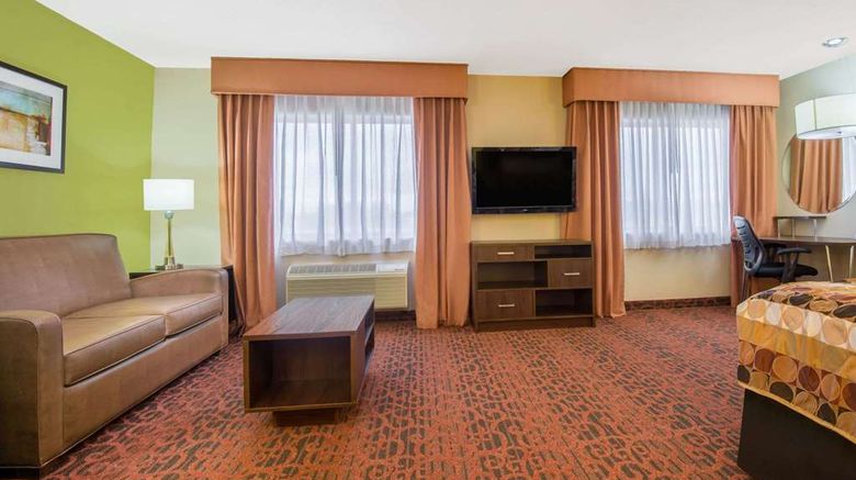 <b>Super 8 Portales Suite</b>. Images powered by <a href="https://iceportal.shijigroup.com/" title="IcePortal" target="_blank">IcePortal</a>.