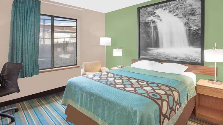 Super 8 Beaver Dam Room
