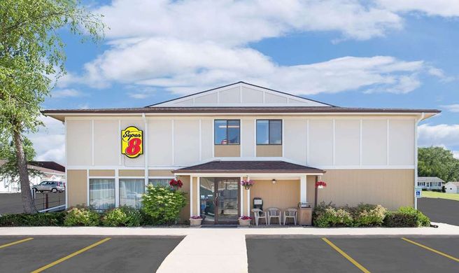 Super 8 Beaver Dam Exterior