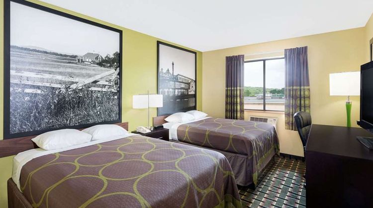 Super 8 Marietta Room